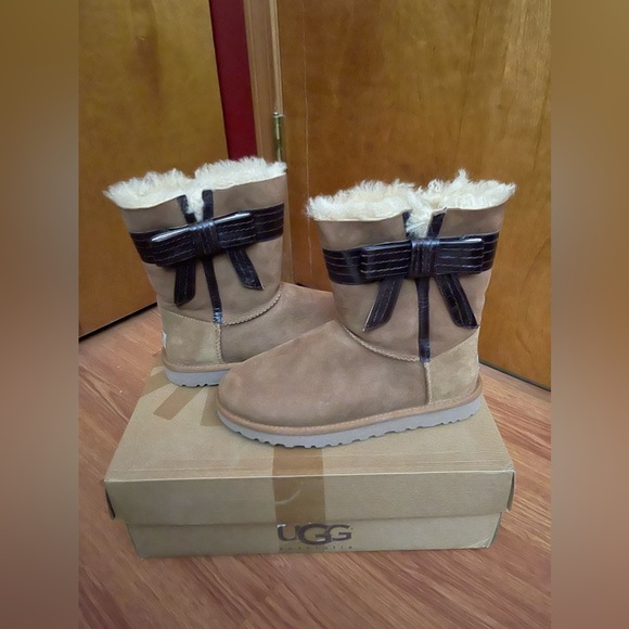 UGG bow minis - chestnut size 9 - NIB - Picture 1 of 4